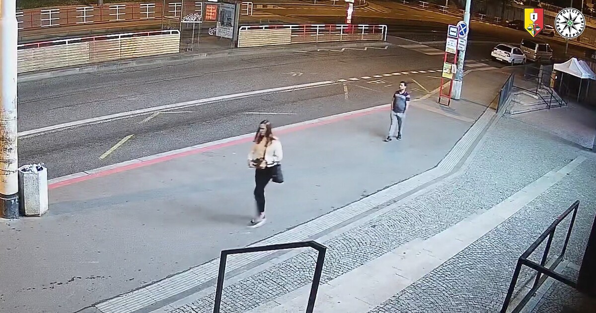 VIDEO: Ženu v Praze pronásledoval onanista. Policie nyní hledá svědky z kamerového záznamu