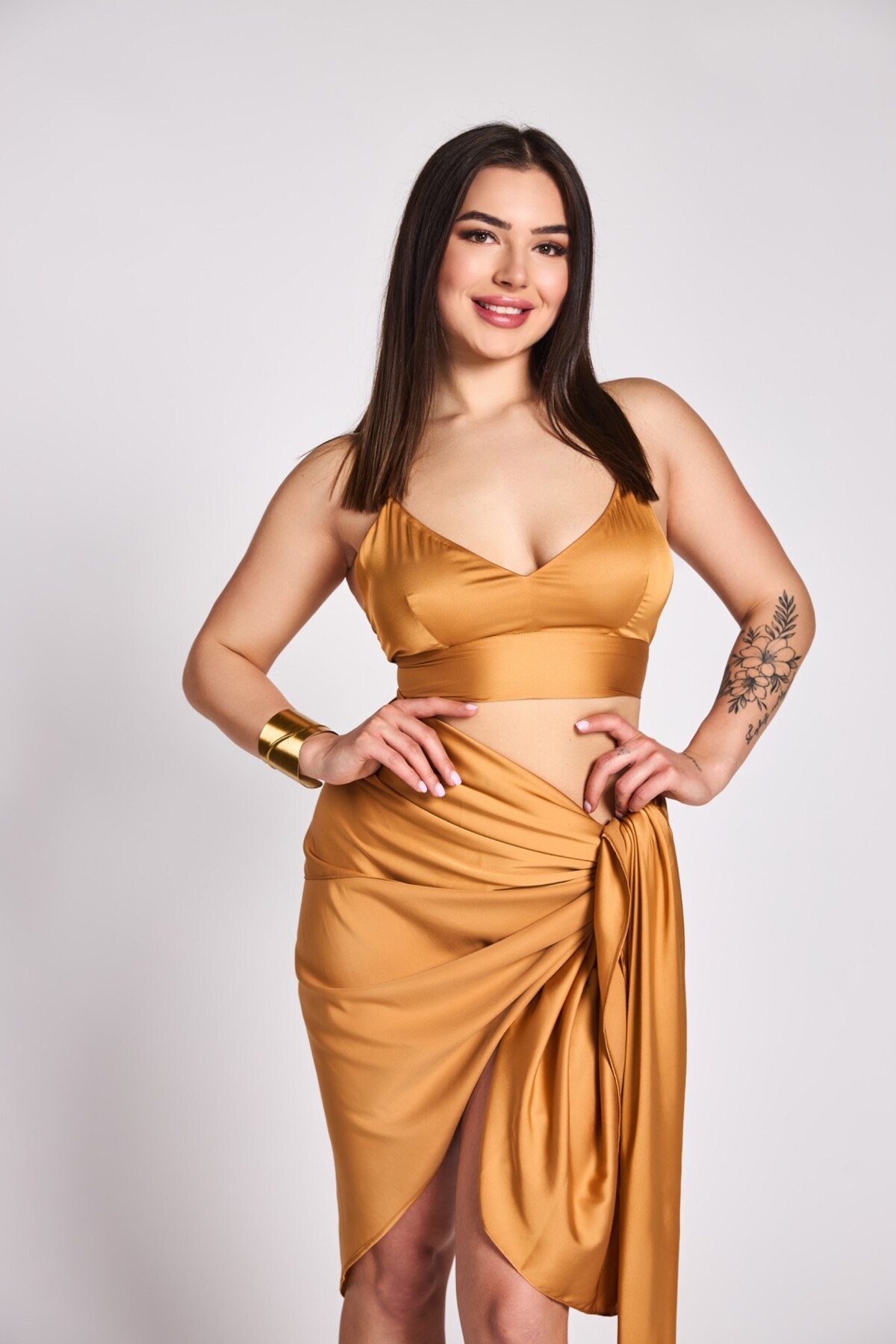 Ivana (24) – Ivana chce veľa vidieť a zažiť, nestará sa o to, čo bude, pretože si myslí, že vždy sa všetko vyrieši samé. Počas pobytu na Party Shore Slovensko sa nebude brániť „romániku“, ale určite sa nechce zaľúbiť. Účinkovanie v šou je pre Ivanu vystúpenie z komfortnej zóny. Má veľmi chytľavý smiech, ktorý všetkých okamžite upúta, je zábavná a srší energiou. Jej najbližší kamaráti by jej dali prívlastok – nepredvídateľná. V maturitnom ročníku sa impulzívne odsťahovala od rodičov. Má viacero tetovaní, medzi nimi jedno z festivalu. S Ivanou si môžete zahrať poker či blackjack, pracuje totiž ako krupiérka.