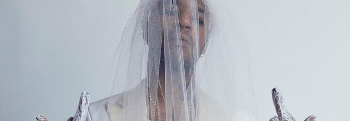 Kid Cudi v svadobných šatách so závojom. Raper prekvapil svojím outfitom na odovzdávaní módnych cien