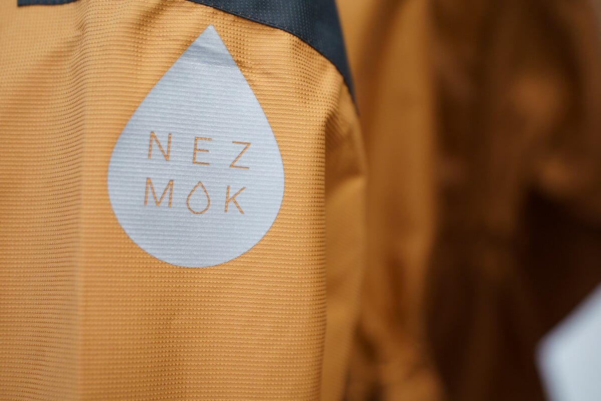 Pršiplášte od slovenskej značky NEZMOK majú hravý dizajn a sedia na všetky typy postavy.