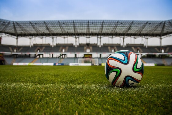 Tvoj kamarát dostal na futbale faul, zranil si nohu a berieš ho do nemocnice. Požiadal ťa, aby si poslal SMS správu jeho priateľke, no háčik je v tom, že hovorí iba po anglicky. Ako by si napísal faul po anglicky? 