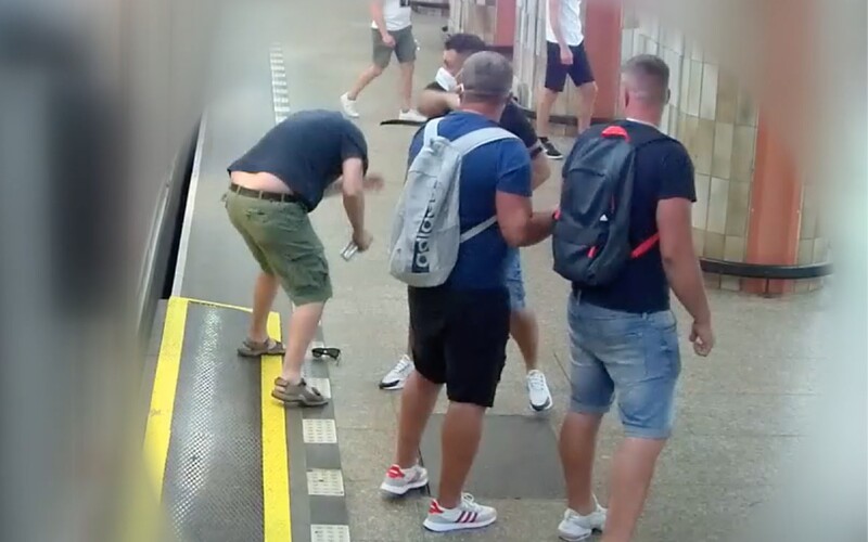 Napadnutie v pražskom metre: Muž sa zastal obťažovanej ženy. Po niekoľkých ranách päsťou zostal ležať.