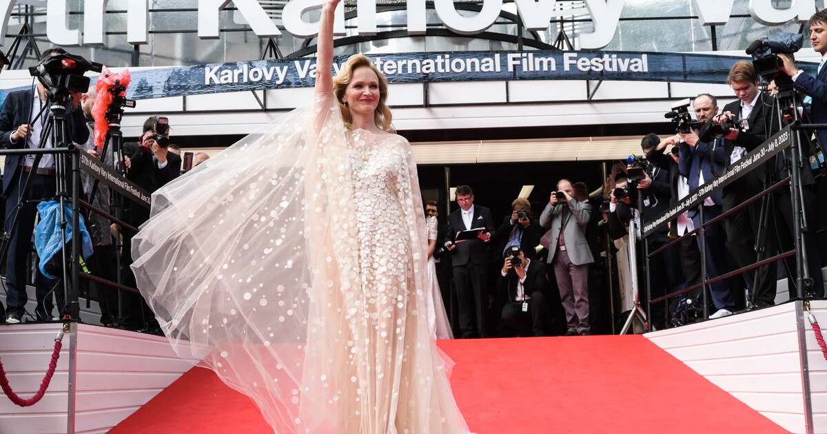 Outfit recap z KVIFF: Kdo byl hvězdou festivalu a kdo měl róbu inspirovanou pivem?