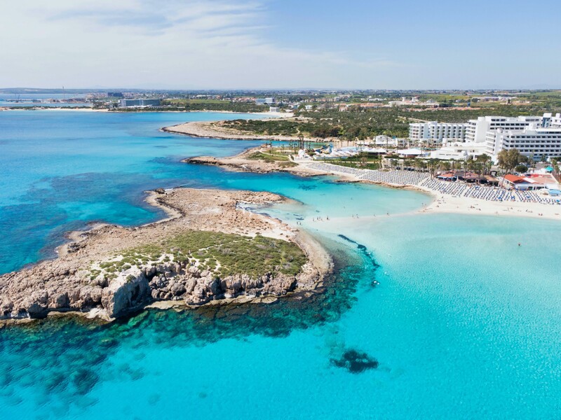 Cyprus je obľúbená dovolenková destinácia. Vyber tvrdenie, ktoré o tejto krajine NIE JE pravdivé.