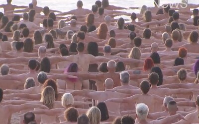 Na austrálsku pláž vybehlo až 2 500 úplne nahých ľudí. V Sydney odhalili svoje telá, aby upozornili na závažný problém so zdravím.