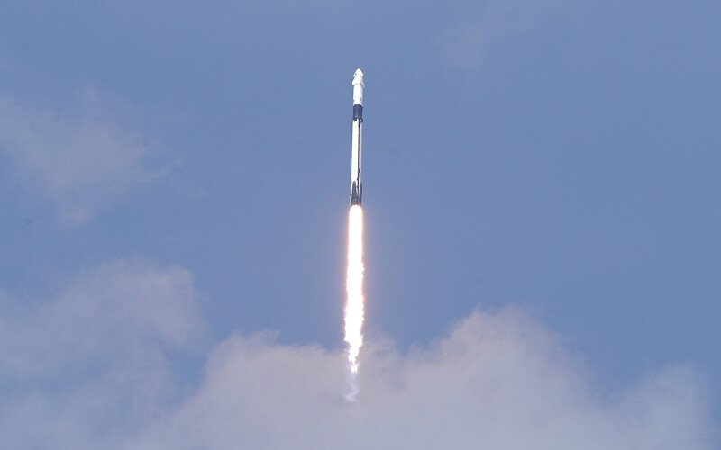 Vychutnaj si dychberúci štart lode Crew Dragon. Aj z návratu rakety Falcon 9 padali sánky.