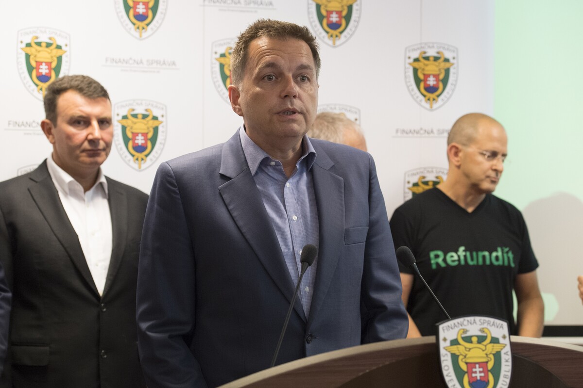 Na snímke v popredí exminister financií SR Peter Kažimír, vľavo v pozadí exprezident finančnej správy František Imrecze.