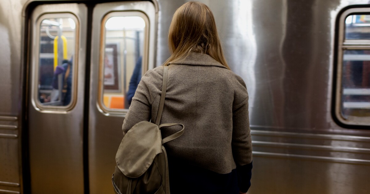 Muž v metru v New Yorku upálil zaživa ženu. Policie ho zadržela