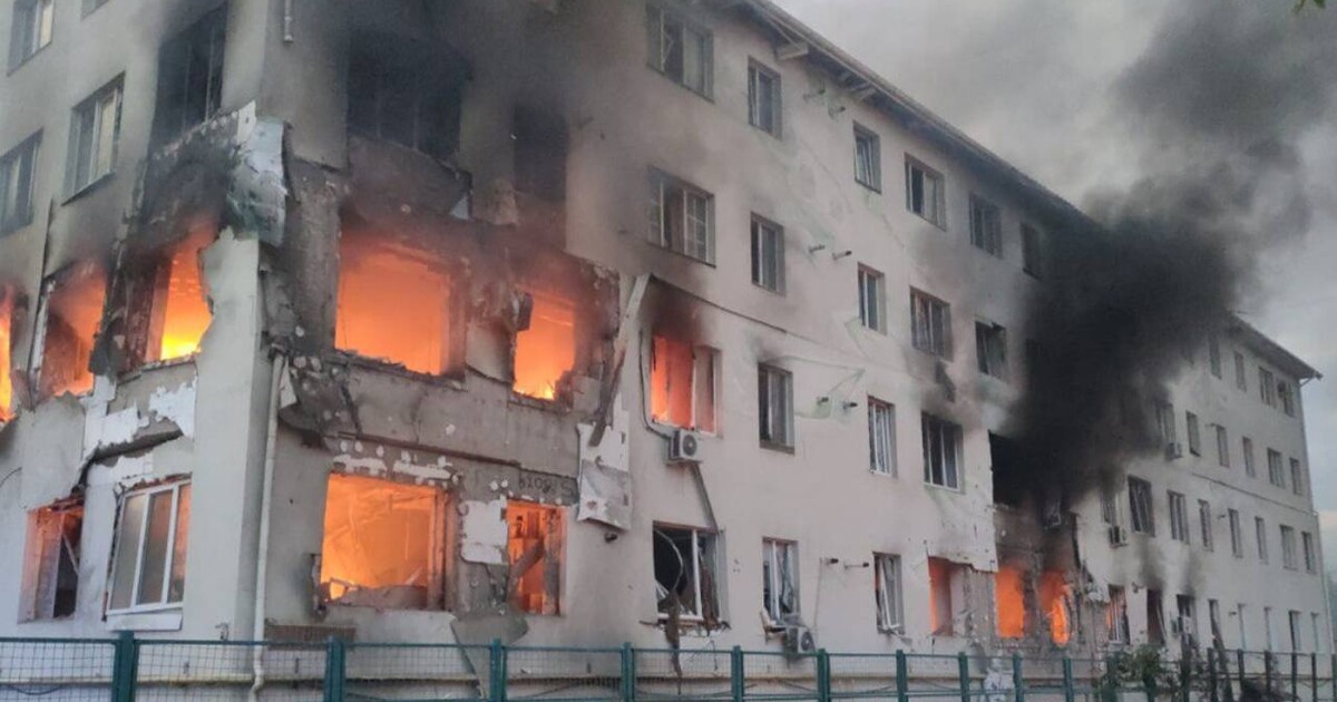 VIDEO: Rusové nadále útočí na civilní objekty. V Charkově zemřelo i malé dítě