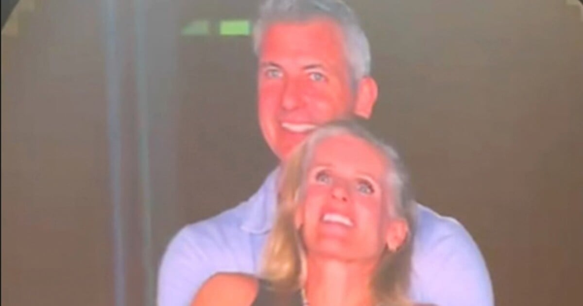 Načapaný CEO z koncertu Coldplay má problém. Firma ho zbavila funkce