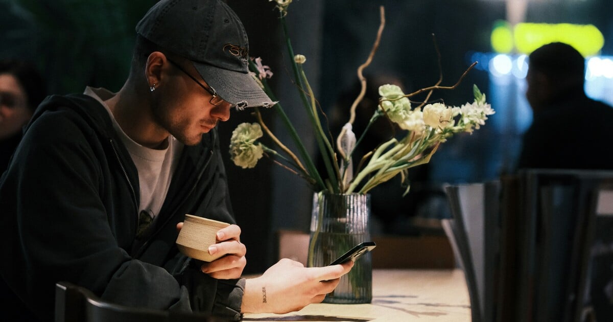 Víc než polovině Čechů a Češek někdo cizí koukal do mobilu. Tady máš tipy, jak si chránit soukromí