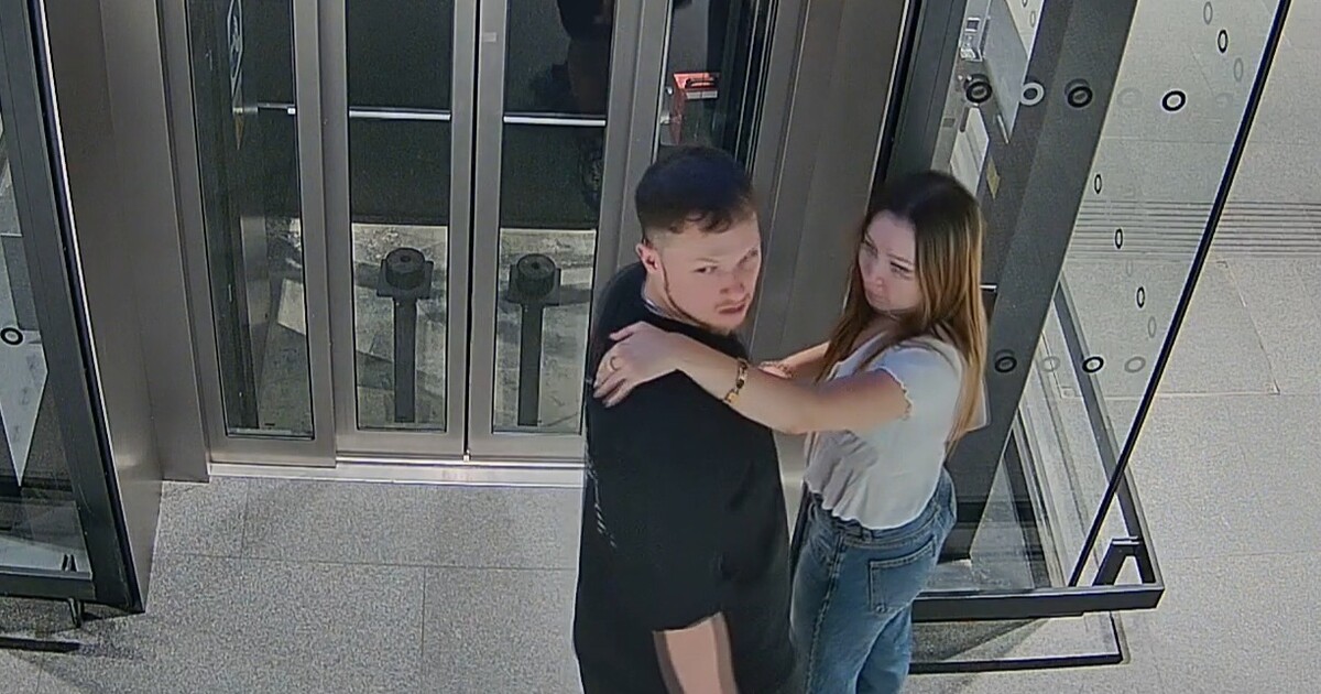 Policie pátrá po muži, který počmáral skleněné tabule na Bubenském nádraží