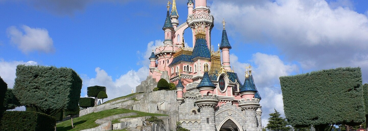 9letá dcera uhodla otcovo heslo na PayPal a zaplatila 1100 eur za výlet do Disneylandu. Plán dokončila v noci, kdy rodiče spali