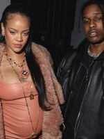 A$AP Rocky sa postavil pred súd za streľbu, hrozí mu dlhoročné väzenie. Podporiť ho prišla aj Rihanna
