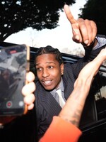 A$AP Rocky vyvolal obavy u fanúšikov. Rapera zachytili na invalidnom vozíku s prikrytou hlavou