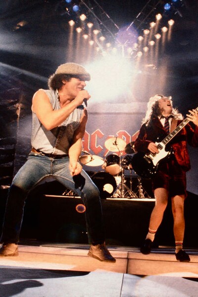 AC/DC: Spevák sa udusil vývratkami po prehýrenej noci, gitaristu skolila demencia. Toto je temný príbeh austrálskych rockerov