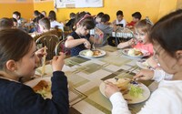 AKTUALIZOVANÉ:  „Obedy zadarmo“ pre žiakov za 110 miliónov eur sú realitou. Poslanci ich najprv zrušili, teraz rozhodnutie zmenili