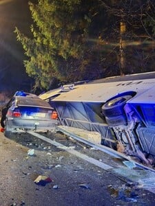 AKTUALIZOVANÉ: Pri Dolnom Kubíne sa zrazil autobus s autom. Na mieste zomrela jedna žena