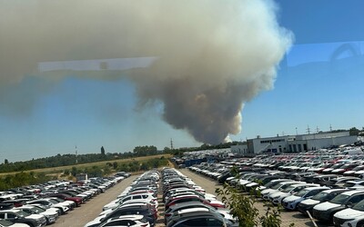 AKTUALIZOVANÉ: Viac než 70 hasičov likvidovalo požiar pri bratislavskom letisku. Podvečer sa im ho podarilo lokalizovať