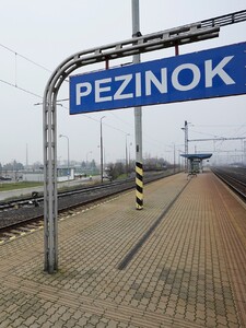 AKTUÁLNE: 40-ročná žena si v Pezinku ľahla na koľajnice. Prešiel ju nákladný vlak