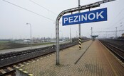AKTUÁLNE: 40-ročná žena si v Pezinku ľahla na koľajnice. Prešiel ju nákladný vlak