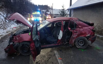 AKTUÁLNE: Auto v obci blízko Považskej Bystrice vrazilo do rodinného domu. Incident neprežili dve osoby