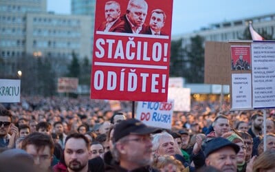 AKTUÁLNE: Do ulíc v Bratislave vyšli tisícky Slovákov. Protestujú proti zásahom do RTVS