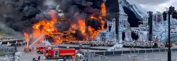 AKTUÁLNE: Hlavný stage na Tomorrowlande zachvátil masívny požiar. V okolí bolo počuť ohňostroje