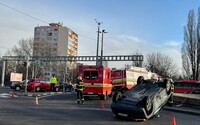AKTUÁLNE: Hlavný ťah v Bratislave ochromila hrozivo vyzerajúca nehoda, vodiči obchádzajú auto na streche