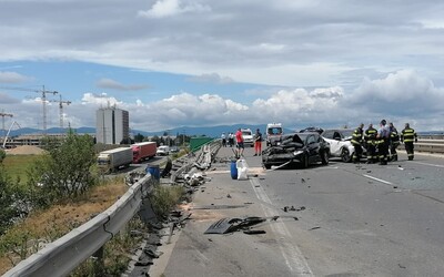 AKTUÁLNE: Kamión sa zrazil s autom a spadli cez most. Hrozivá nehoda v Trnave si vyžiadala dve obete a troch zranených