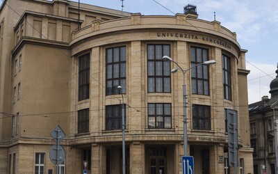 AKTUÁLNE: NAKA zadržala zamestnanca Univerzity Komenského pri preberaní úplatku 20 000 eur