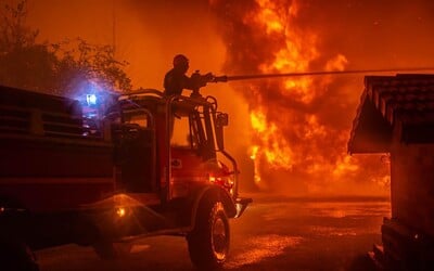 AKTUÁLNĚ: Na Domažlicku hoří hromada pneumatik a okolní budovy, ve vedru kolabují hasiči 