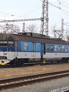 AKTUÁLNĚ: Na trati mezi Prahou a Benešovem narazil vlak do spadlého stromu. Silný vítr zastavil další spoje