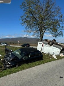 AKTUÁLNE: Na východe Slovenska došlo k vážnej dopravnej nehode. Po zrážke kamiónu s autobusom hlásia niekoľko zranených