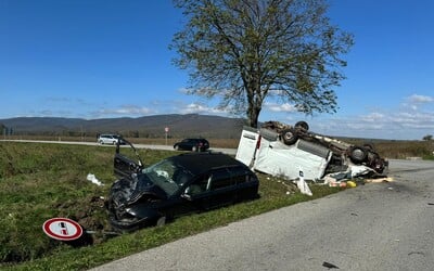 AKTUÁLNE: Na východe Slovenska došlo k vážnej dopravnej nehode. Po zrážke kamiónu s autobusom hlásia niekoľko zranených