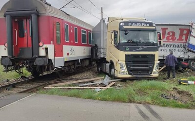 AKTUÁLNE: Na východe sa zrazil vlak s kamiónom, dopravu museli zastaviť
