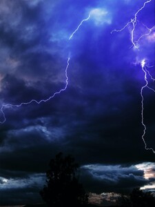 AKTUÁLNĚ: Nad Českem se stahují mračna. Meteorologové varují před silnými bouřkami