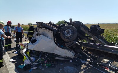 AKTUÁLNE: Po vážnej nehode museli policajti uzavrieť diaľnicu R7. Zrazila sa dodávka s kamiónom