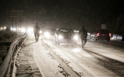 AKTUÁLNE: Pre husté sneženie už museli zatvoriť viaceré cesty na Slovensku. Cez horský priechod Donovaly kamióny neprejdú