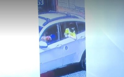 AKTUÁLNE: Pred Pellegriniho domom spozorovali auto so zamaskovanými ľuďmi. Zverejnili fotku, na ktorej dieťa drží zbraň