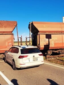 AKTUÁLNE: Pri Bratislave došlo k zrážke vlaku a auta. Vodič ignoroval výstražné svetlo a vošiel na koľajnice 