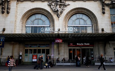 AKTUÁLNE: Pri ozbrojenom útoku na hlavnej stanici v Paríži utrpelo zranenia viacero ľudí