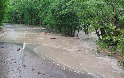 AKTUÁLNE: Silné dažde v niektorých častiach Slovenska zatopili cesty. Polícia varuje ľudí, rieky dosiahli povodňové stupne