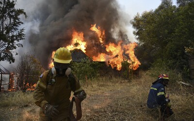 AKTUÁLNE: Slovensko posiela na pomoc Grécku 31 hasičov. Spoločne budú bojovať s požiarmi neďaleko Atén