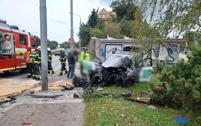 AKTUÁLNE: Tragickú zrážku osobného auta s Boltom neprežila jedna osoba. Na mieste zasahujú záchranné zložky