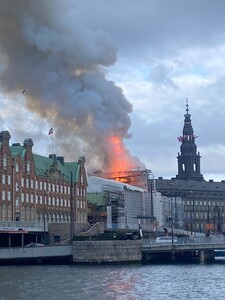 AKTUÁLNE: V Kodani zasiahol historickú budovu rozsiahly požiar. Zo symbolu mesta spadla už aj veža