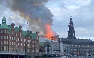 AKTUÁLNE: V Kodani zasiahol historickú budovu rozsiahly požiar. Zo symbolu mesta spadla už aj veža