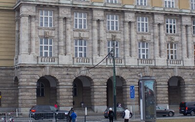 AKTUÁLNĚ: V budově Filozofické fakulty UK neznámý muž vyhrožoval střelbou. Policie ho zadržela