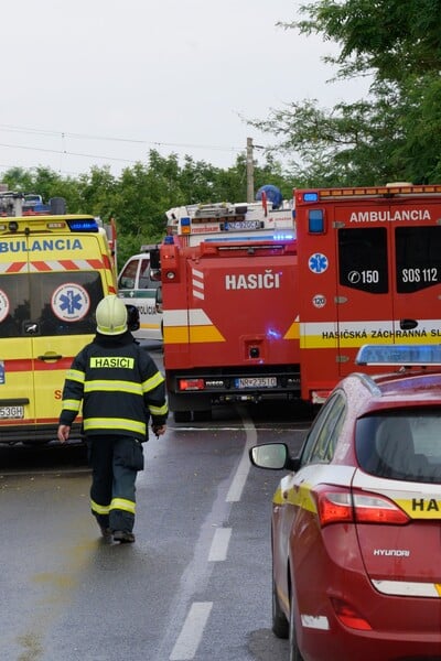AKTUÁLNĚ: Vlak českých drah narazil na Slovensku do autobusu. Nehoda si vyžádala nejméně čtyři životy