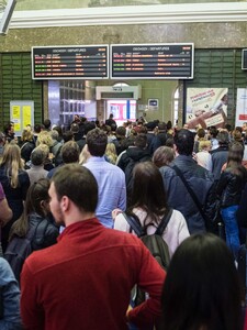 AKTUÁLNE: Vlaky pri Bratislave majú veľké meškania. Niektorí cestujúci čakajú už viac ako hodinu 